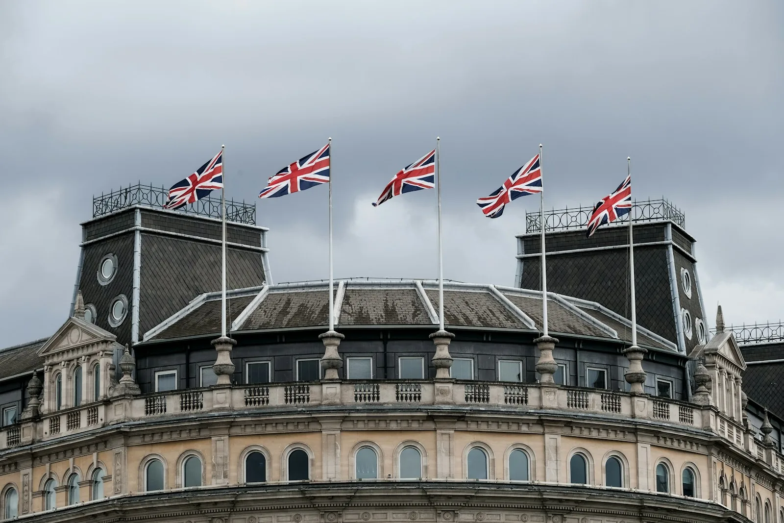 UK Goes Fully Digital: eVisas to Replace Physical Documents by 2025 – What You Need to Know! 1 flag of Great Britain